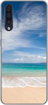 Geschikt voor Samsung Galaxy A50 hoesje - Een tropisch strand op Hawaii waar de golven aanspoelen op - Siliconen Telefoonhoesje