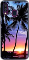 Geschikt voor Samsung Galaxy A40 hoesje - Een silhouet van palmbomen tijdens een zonsondergang op Hawaii - Siliconen Telefoonhoesje