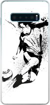 Geschikt voor Samsung Galaxy S10 Lite hoesje - Een illustratie van een persoon die een voetbal richting doel schiet - Jongens - Jongetje - Kind - Siliconen Telefoonhoesje
