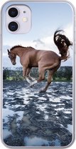 Geschikt voor iPhone 11 hoesje - Bokkend paard in de waterplassen - Siliconen Telefoonhoesje