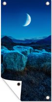 Tuinposter Maan - Berg - Blauw - 40x80 cm - Wanddecoratie Buiten - Tuinposter - Tuindoek - Schuttingposter - Tuinschilderij