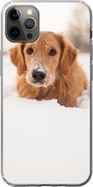 Geschikt voor iPhone 12 Pro Max hoesje - Hond - Sneeuw - Winter - Siliconen Telefoonhoesje