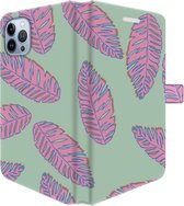 Apple iPhone 13 Pro Max Telefoonhoesje - Portemonneehoesje  - Met pasjeshouder - Met Plantenprint - Tropische Blaadjes - Lichtgroen