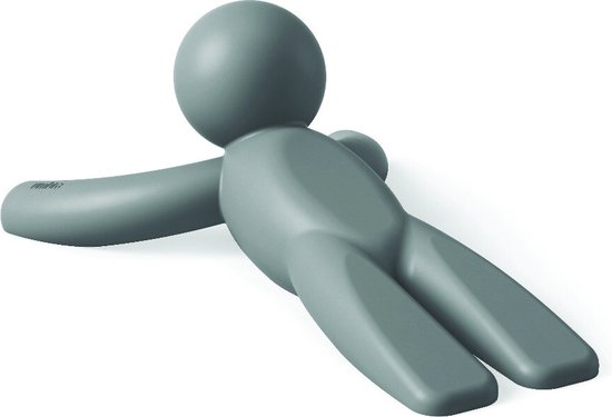 Grijze deurstopper in de vorm van een liggend poppetje, met gestrekte armen en benen.