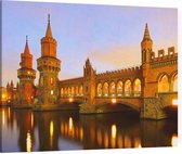 De Oberbaumbrücke over de Spree in oud Berlijn - Foto op Canvas - 100 x 75 cm