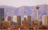 Skyline van Las Vegas en The Strat voor Red Rock Canyon - Foto op Forex - 45 x 30 cm
