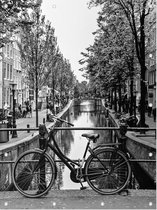 Oude Opoefiets op een brug van een Amsterdams kanaal - Foto op Tuinposter - 60 x 80 cm