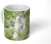 Mok - De hoge waterval stroomt via rotsblokken in het Klong Lan National Park naar beneden - 350 ML - Beker