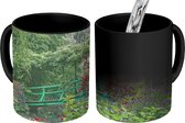 Magische Mok - Foto op Warmte Mok - Groene brug met meer in de Franse tuin van Monet in Giverny - 350 ML