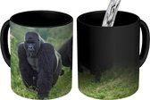 Magische Mok - Foto op Warmte Mok - Twee zwart gekleurde Gorilla's in een groene omgeving - 350 ML