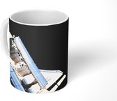 Mok - Een space shuttle zweeft in het heelal - 350 ML - Beker