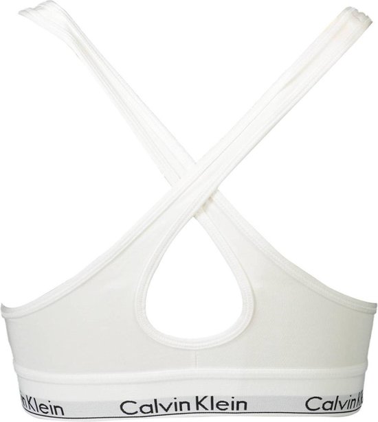Witte Calvin Klein bralette met gekruiste bandjes op de rug en wit logo-elastiek.
