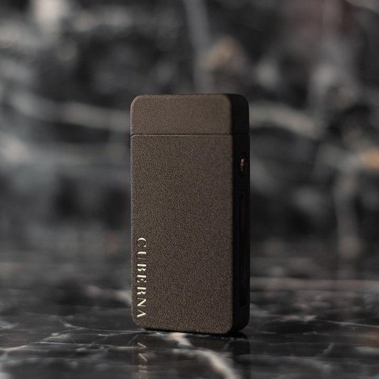 Cuberna Elektrische Plasma USB aansteker met batterij indicator Frosted Black - Wind en Storm bestendig - Geschikt voor Kaarsen, Vuurwerk, Sigaretten en BBQ - Merkloos