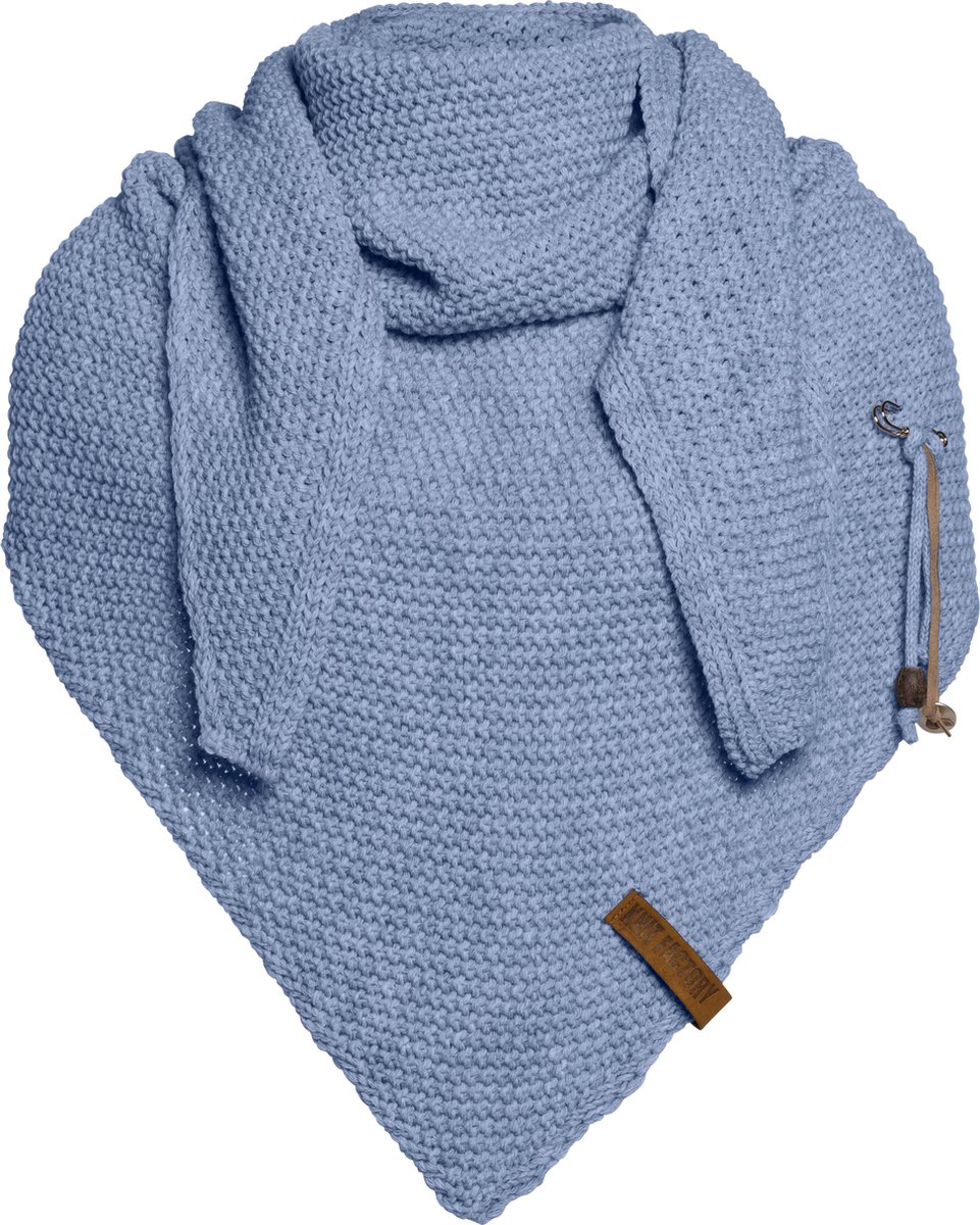 Knit Factory Coco Gebreide Omslagdoek - Driehoek Sjaal Dames - Dames sjaal - Wintersjaal - Stola - Wollen sjaal - Lichtblauwe sjaal - Indigo - 190x85 cm - Inclusief sierspeld