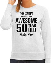 Awesome 50 year - geweldige 50 jaar cadeau sweater grijs dames -  Verjaardag cadeau trui / Sarah M