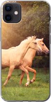 Geschikt voor iPhone 12 mini hoesje - Paarden - Bos - Zon - Siliconen Telefoonhoesje