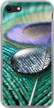 Geschikt voor iPhone SE 2020 hoesje - Close-up van een waterdruppel op de veer van een pauw - Siliconen Telefoonhoesje