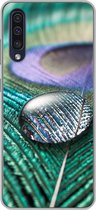 Geschikt voor Samsung Galaxy A50 hoesje - Close-up van een waterdruppel op de veer van een pauw - Siliconen Telefoonhoesje
