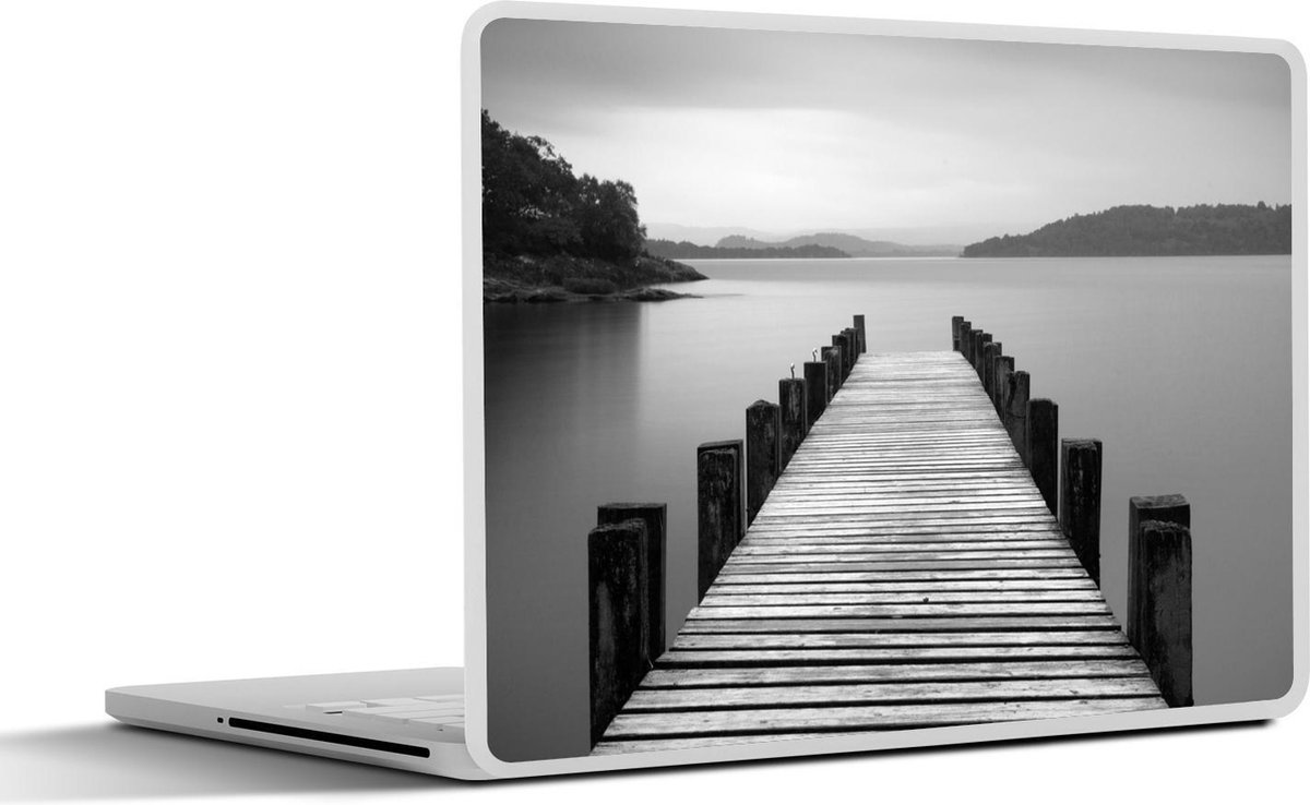 Laptop sticker - 13.3 inch - Uitzicht vanaf een houten steiger op het Loch Lomond in Schotland - zwart wit - 31x22,5cm - Laptopstickers - Laptop skin - Cover