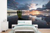 Papier peint photo vinyle - Reflet du coucher de soleil dans la mer des Wadden largeur 330 cm x hauteur 220 cm - Tirage photo sur papier peint (disponible en 7 tailles) / Mer et plage