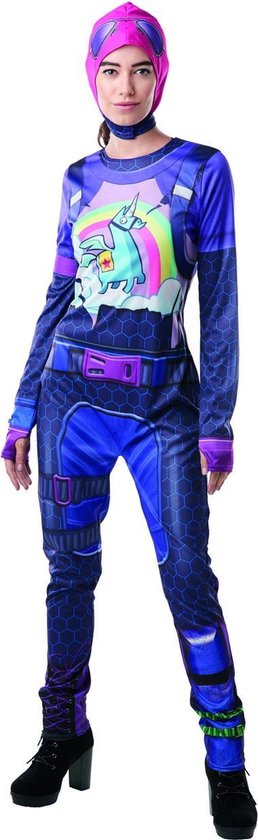 Vrouw in paars en blauw Fortnite-kostuum met lama-print en roze bivakmuts.