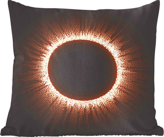 Sierkussens - Kussen - Een illustratie van een zonsverduistering met vurige stralen - 60x60 cm - Kussen van katoen