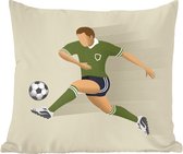 Sierkussens - Kussen - Een illustratie van een persoon die een voetbal wegschiet - 60x60 cm - Kussen van katoen