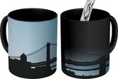 Magische Mok - Foto op Warmte Mok - de skyline van New York met de Brooklyn Bridge - 350 ML