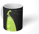 Mok - Close-up van een peultje donkere achtergrond - 350 ML - Beker