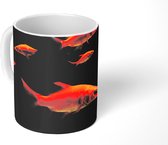 Mok - Goudvissen op zwarte achtergrond - 350 ML - Beker