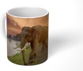 Mok - Koffiemok - Olifant loopt richting het meer - Mokken - 350 ML - Beker - Koffiemokken - Theemok