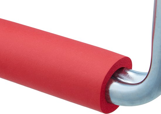 Een close-up van een rode, schuimrubberen handgreep op een zilverkleurige metalen haak.