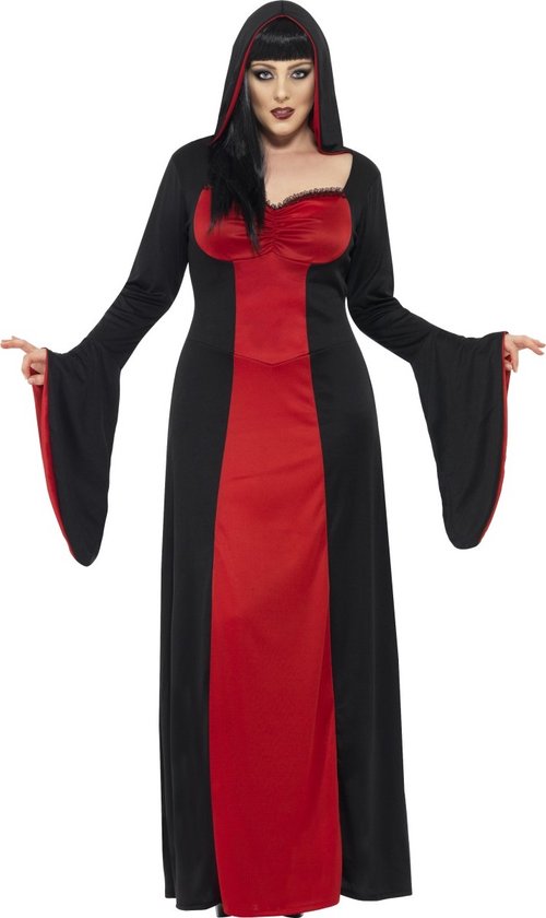 Femme portant une longue robe noire avec panneaux rouges, volants et manches évasées à capuche.