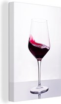 Canvas Schilderij Studio shot van een glas Rode wijn - 40x60 cm - Wanddecoratie