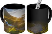 Magische Mok - Foto op Warmte Mok - Persoon staat bij de Kirkjufell berg in IJsland - 350 ML