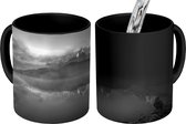 Magische Mok - Foto op Warmte Mok - Winters landschap bij zonsondergang - zwart wit - 350 ML