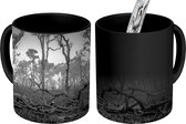 Magische Mok - Foto op Warmte Mok - Afgebrand Amazone regenwoud - zwart wit - 350 ML