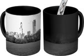 Magische Mok - Foto op Warmte Mok - Skyline van New York met het Central Park - zwart wit - 350 ML
