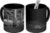 Magische Mok - Foto op Warmte Mok - Verlaten gebouw in Manchester - zwart wit - 350 ML