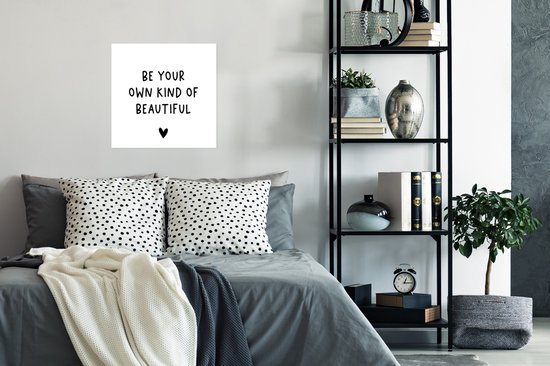 Affiche citation en anglais "Be your own kind of beautiful" avec un coeur sur fond blanc - 50x50 cm