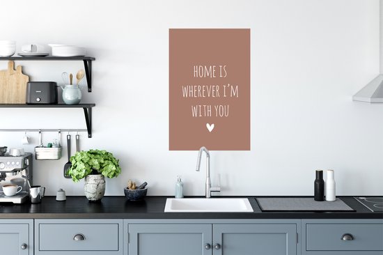 Affiche citation anglaise «Home is everywhere I'm with you » avec un cœur sur fond marron - 40x60 cm