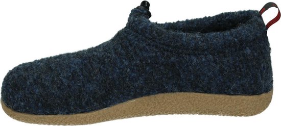 Zijaanzicht van een donkerblauwe wollen pantoffel met gevlochten zool en trekkoord. Rode lus op de hiel.