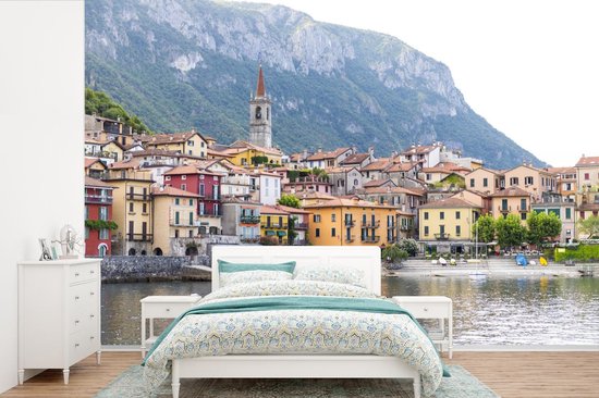 Papier peint photo vinyle - Le village de Varenna situé au bord de l'eau du lac de Côme largeur 525 cm x hauteur 350 cm - Tirage photo sur papier peint (disponible en 7 tailles)