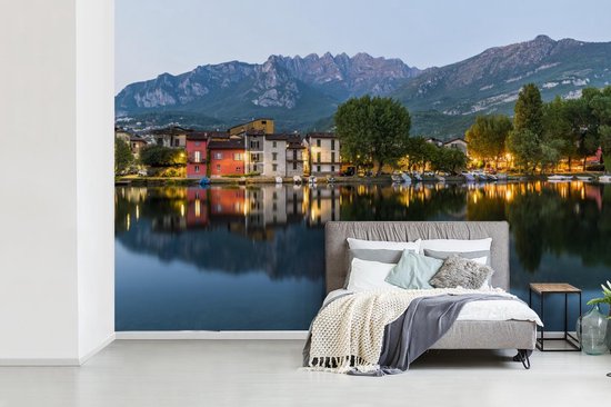 Papier peint Papier peint photo en vinyle - La vie nocturne de Lecco au bord du lac de Côme largeur 360 cm x hauteur 240 cm - Tirage photo sur papier peint (disponible en 7 tailles)