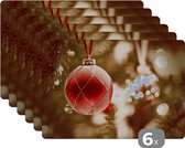 Placemat - Placemats kunststof - Een close-up van decoratieve Kerstmis versiering bij een kerstboom - 45x30 cm - 6 stuks - Hittebestendig - Anti-Slip - Onderlegger - Afneembaar