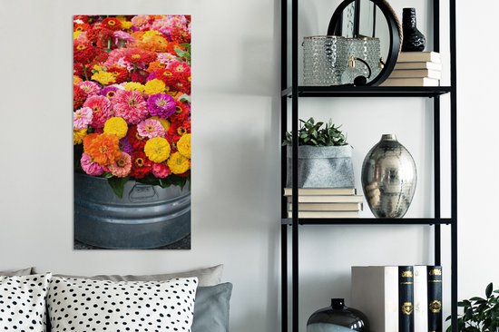 Tableau sur toile Fleurs de zinnia fraîchement coupées dans un récipient en métal - 40x80 cm - Décoration murale