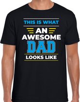 An awesome dad / een geweldige papa cadeau t-shirt zwart voor heren -  kado shirt  / verjaardag cadeau / vaderdag L