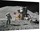 Astronaut salutes beside U.S. flag (maanlanding) - Foto op Dibond - 60 x 40 cm