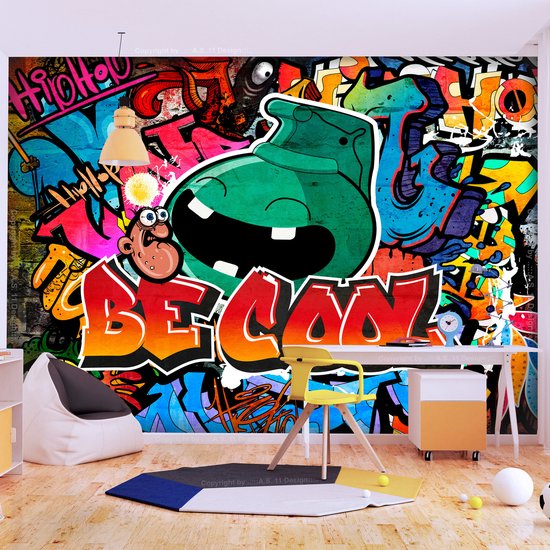 Papier peint photo graffiti avec le texte 'BE COOL' dans une chambre d'enfant.