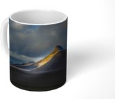 Mok - Verlichte berg in IJsland en donkere wolken - 350 ML - Beker